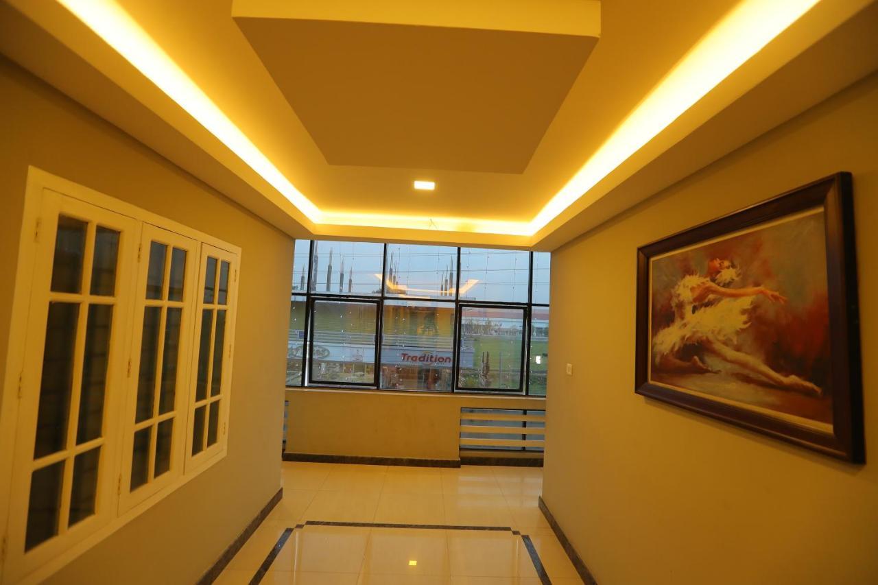 Sapphire Inn Nedumbassery Dış mekan fotoğraf
